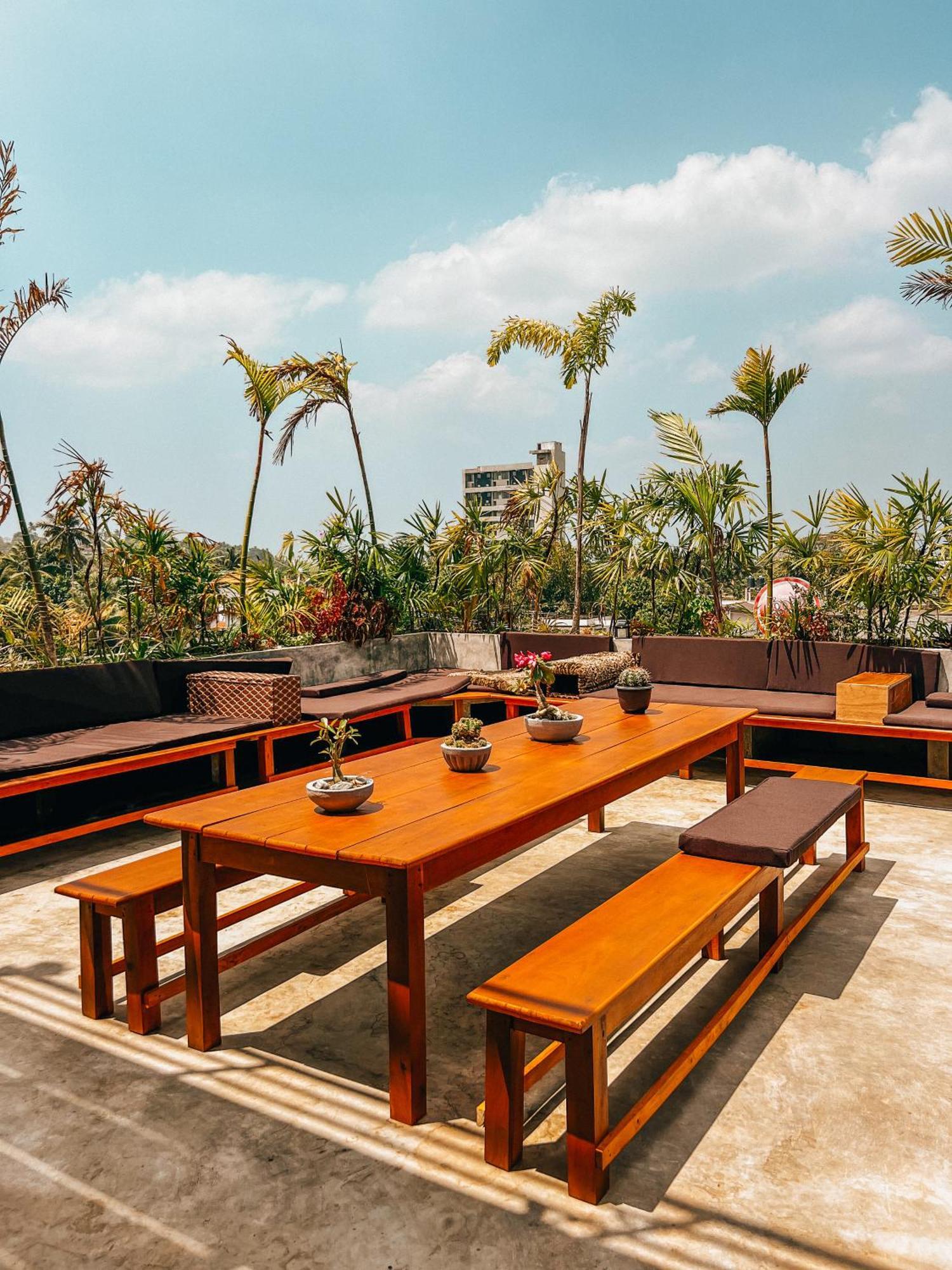 Yasis Surf Lodge Mirissa Eksteriør bilde